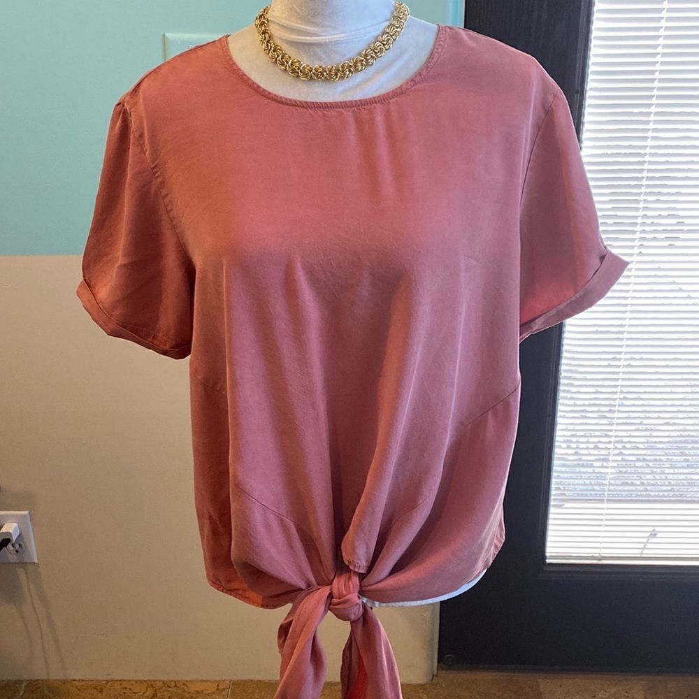 Pullover tie front three buttons in back short sleeve top size medium